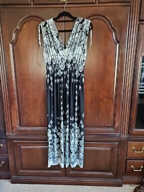 Jon & Anna Black & White Paisley VโNeck Maxi Dress